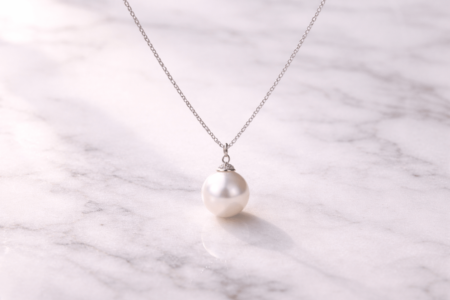 pearlsonly-blog-100-image-4-pearl - بساطة قراط متدلٍ بلؤلؤة واحدة - مجوهرات اللؤلؤ - pearlsonly
