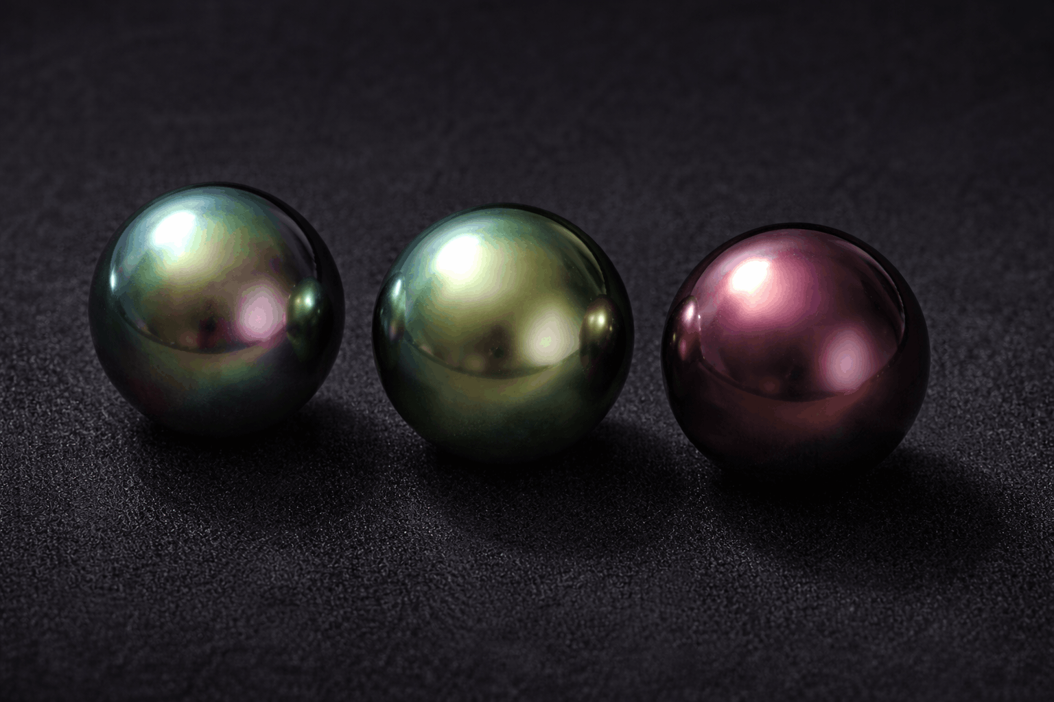 pearlsonly-blog-107-image-5-pearl - الألوان العلوية التي تهم - أقراط اللؤلؤ الأسود الطاهيتي - pearlsonly